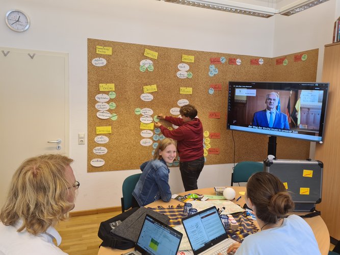 Titelbild zum News-Artikel Per Videogruß lädt der wiedergewählte Ministerpräsident zum Papstbesuch ein  